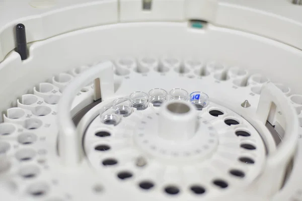 Teljesen Automatikus Töltő Tömítőgép Gyógyszergyártáshoz Ampullákban — Stock Fotó