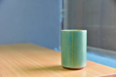 Sıcak içecek konseptiyle ahşap masada eski bir bardak..