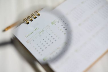 2021 'in planlamasında bulanık takvim. Beyaz ton.