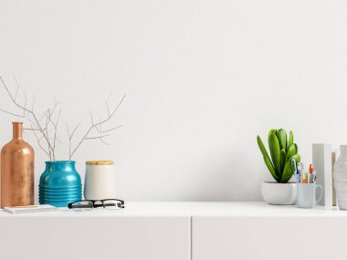 Yaratıcı masası olan modern işyerlerinde bitkiler beyaz duvarlı, 3D işlemeli.