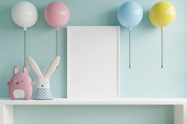 Çocuk odasının iç kısımlarına posterler ve mavi duvara çok renkli lambalar asın.