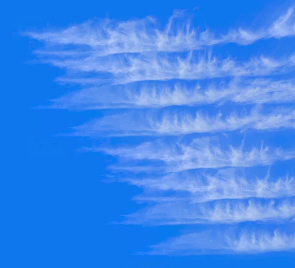 Arkaplan Olarak Kullanılmak Üzere Parlak Mavi Gökyüzünde Yüzen Kabarık Bulutlu — Stok fotoğraf
