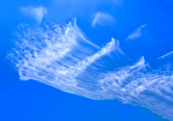 Nuvens Cirros Fofos Flutuando Céu Azul Brilhante Para Uso Como — Fotografia de Stock