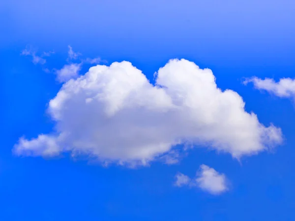 Een Pluizige Witte Wolk Zwevend Een Heldere Blauwe Lucht Voor — Stockfoto