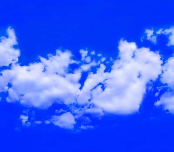 Fluffy Witte Wolken Zweven Een Heldere Blauwe Lucht Voor Gebruik — Stockfoto