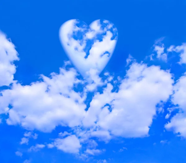 Corazón Nubes Flotando Sobre Otras Nubes Cielo Azul Brillante — Foto de Stock