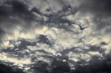 Gri gökyüzünde dramatik fırtına bulutları toplanıyor