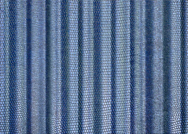 背景や質感のために淡い青でスネークスキンプリントカーテンドレープ — ストック写真