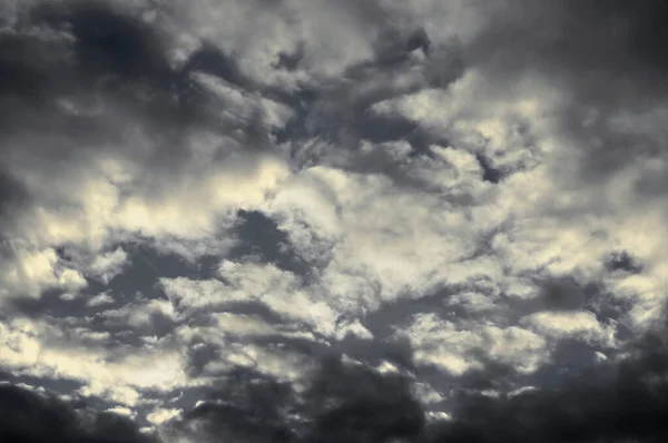 Gri gökyüzünde dramatik fırtına bulutları toplanıyor