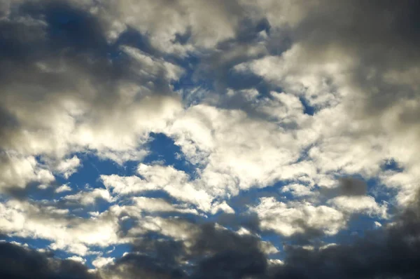 Mavi Gökyüzünde Dramatik Kara Fırtına Bulutları Toplanıyor — Stok fotoğraf