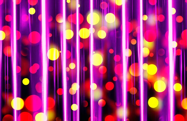 红色与黄色相映成趣的灯火通明的节日灯饰图案 透过透明的紫色窗帘可以看到 — 图库照片