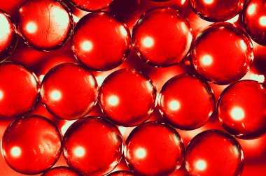 Bir grup cam boncuk makroda kırmızı ile kapanıyor.