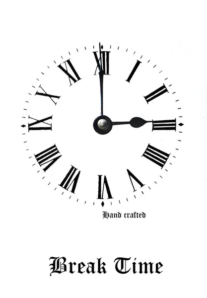 一个手工制作的带有粗罗马数字的老式钟表 并参考了办公室休息时间 — 图库照片