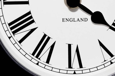 Saat çehresi ve Roma rakamları yakın plan