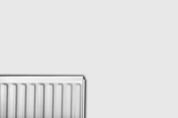 白色散热器一种白色散热器 与带有复制空间的白墙背景相隔离 — 图库照片
