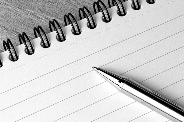 Ένα Κοντινό Πλάνο Ενός Στυλό Και Σημειωματάριο Μαύρο Και Άσπρο — Φωτογραφία Αρχείου
