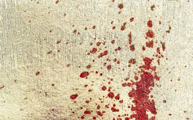 Kirli beton duvar dokusuna kırmızı boya sıçramış. 