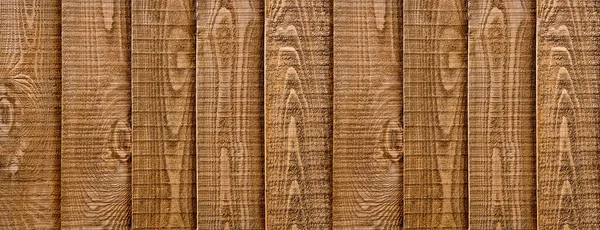 Dikey, üst üste bindirilmiş panellerle yakın plan ahşap çitleme..