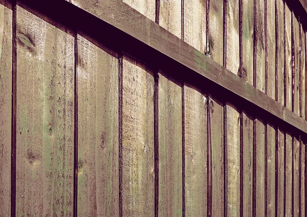 Tahta bahçe çitleri. Güneşe yakın, gölgeli.