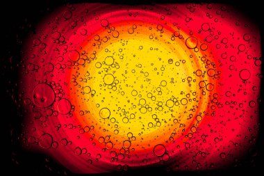 Su kabarcıkları kırmızı ve sarı radyal gradyan ile siyah vignette sınır ile soyut su