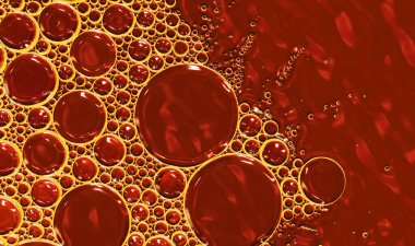 Su kabarcıkları soyut ve aşırı yakın çekim makrosu, kırmızı ve altın kaplamalı.