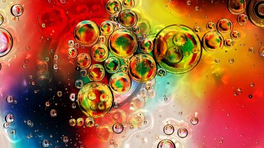 Dramatik bir yağ ve su soyutlaması çok renkli bir makro.