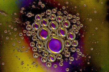 Etkileyici bir yağ ve su soyut makro arka plan. Derin, zengin renklerde ve doku efektli.