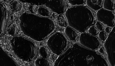 Yakın planda kristal kafesli siyah cam pencere deseni