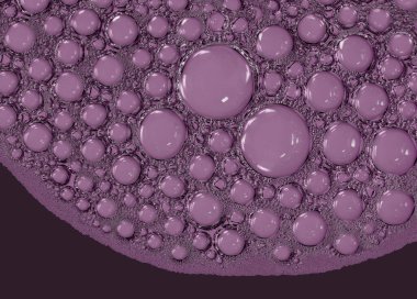 Yağ ve su soyut bir makro yakın plan mor