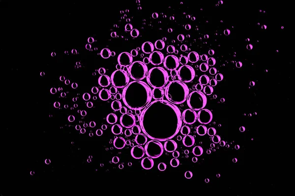 黒を基調としたピンク色の油と水の抽象的なクローズアップイラスト — ストック写真