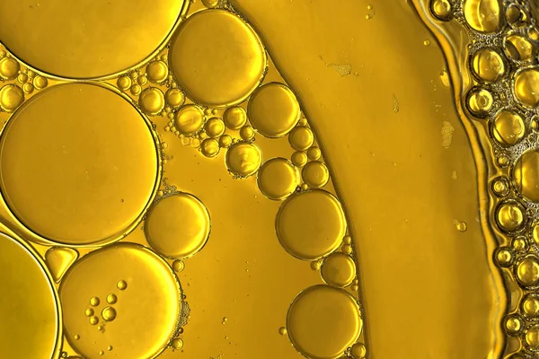 Petrol ve su özeti. Altınla yakın plan.