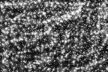 Milyonlarca yıldızlı parıltılı bir gece göğü.