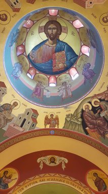 İsa Mesih 'in resmedilmesi ve yerel bir Yunan Ortodoks kilisesinin tepesindeki kubbede azizler.