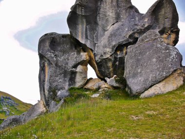 Yeni Zelanda 'daki Kayalıklar Kalesi' nin tepesindeki büyük kireçtaşı oluşumları.