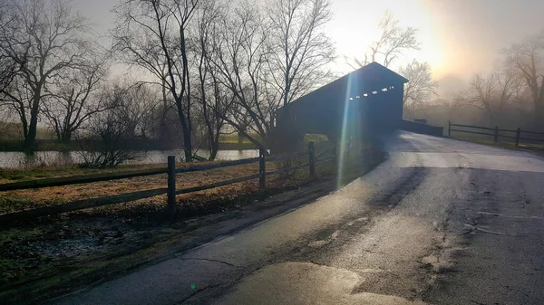 Sabah güneşi ve sisli hava ile kaplı bir köprü manzarası, Lancaster, Pennsylvania