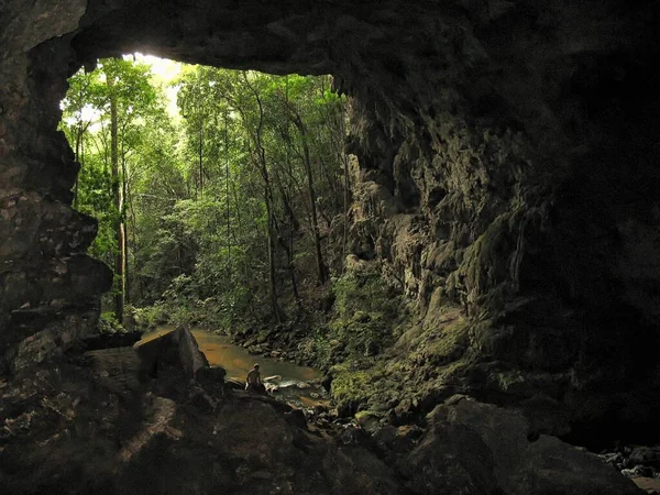 Barton Creek 'teki mağaradan bak. Batı Belize 'de çekilen, perspektif vermek için dibe yakın insan profili