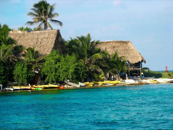 Vista Desde Agua Las Chozas Techo Paja Largo Playa Atolón — Foto de Stock