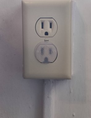 İki elektrik prizi, alttaki de çocuk emniyet prizi ile kaplıydı..