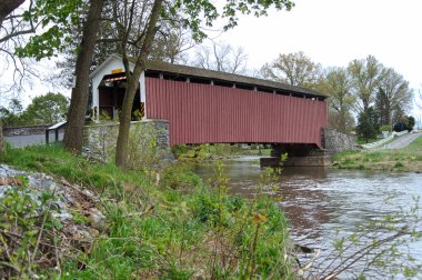 Hammer Creek üzerinde uzanan Erb 's Mill Kapalı Köprüsü' nün yan görüntüsü