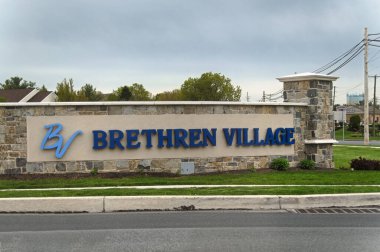 Lititz Pike ve Havaalanı kavşağındaki Brethren Village emekliler cemiyeti için yeni bir tabela.