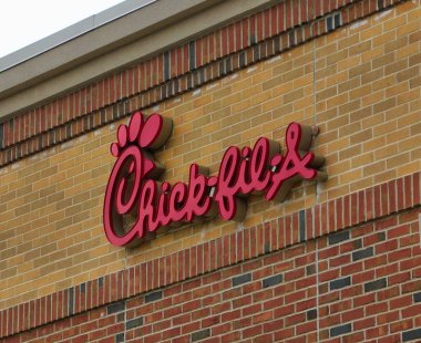 Pensilvanya, Lancaster 'daki Belmont Alışveriş Merkezi' nin Chick-fil-A restoran logosunun yakın görüntüsü.