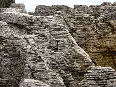 Cape Foul Wind, Yeni Zelanda 'daki Krep Düzlükleri adlı kireçtaşı kayalıklarının yakın görüntüsü.