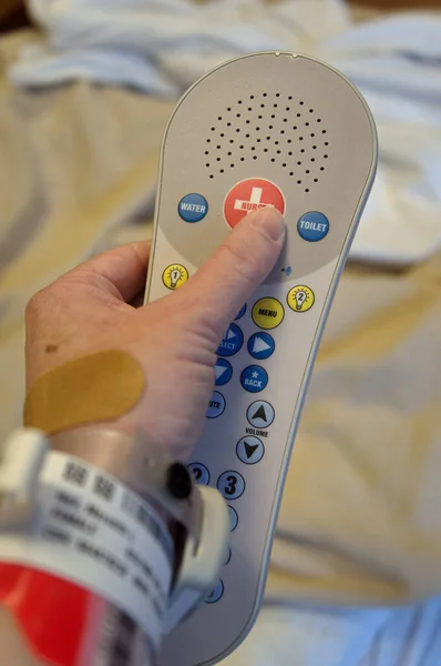 Рука Кавказского Пациента Нажимающего Кнопку Медсестры Больничной Койке — стоковое фото