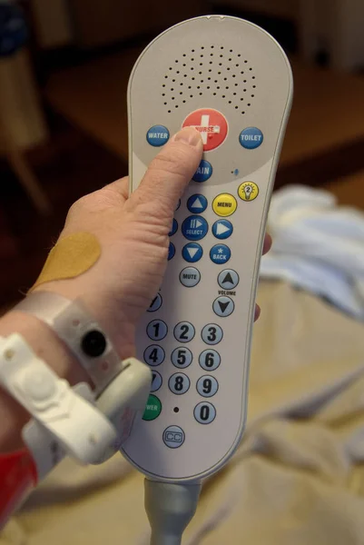 Нажатие Красной Кнопки Вызови Медсестру Пульте Дистанционного Управления Больничной Койкой — стоковое фото