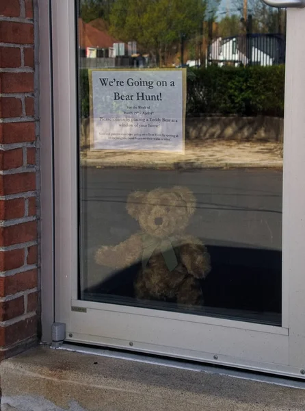 Medvěd Okně Místního Kostela Pro Děti Najít Lov Medvěda Podporu — Stock fotografie