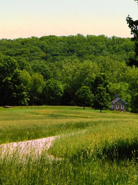 Ein Kleines Historisches Steinhaus Einem Grasbewachsenen Feld Der Abenddämmerung Nördlichen — Stockfoto