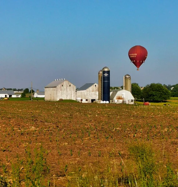 Ein Heißluftballon Mit Der Aufschrift God Bless America Schwebt Über — Stockfoto