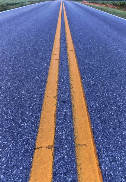 Diminishing Perspective Double Yellow Lines Country Road Morning Light — Stock Photo, Image