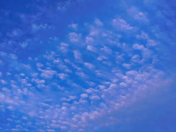 Awan Tinggi Cirrus Undulatus Dengan Warna Merah Muda Dari Matahari — Stok Foto