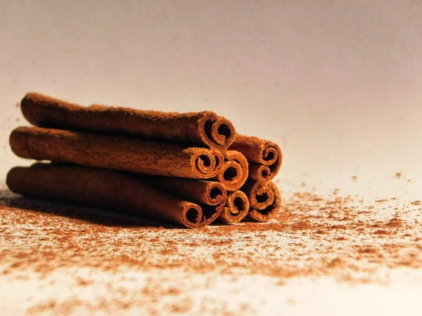 Pile Dry Cinnamon Sticks White Backdrop Some Cinnamon Dusting — Stock Photo, Image